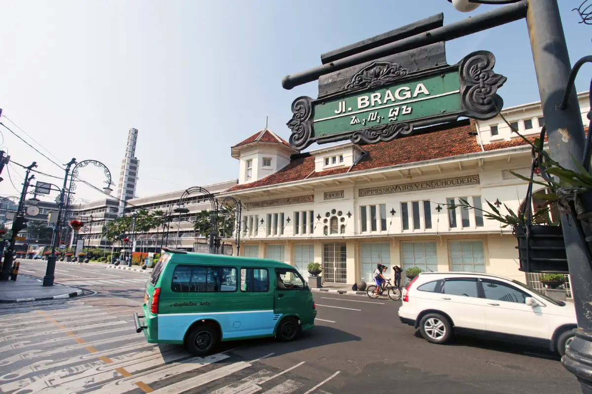 Jalan Braga adalah salah satu ikon budaya Kota Bandung.
